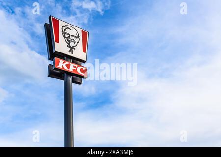 Trebic, Repubblica Ceca - 28 maggio 2024: Cartello con il logo del ristorante fast food KFC Kentucky Fried Chicken. Cartellone americano fastfood contro il cielo blu Foto Stock