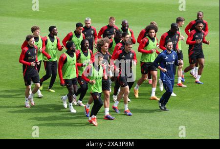 Tubize, Belgio. 4 giugno 2024. Giocatori belgi nella foto all'inizio di una conferenza stampa della nazionale belga di calcio Red Devils, presso il centro di allenamento della Royal Belgian Football Association a Tubize, martedì 04 giugno 2024. Domani i Red Devils giocheranno un'amichevole contro il Montenegro, in preparazione dei prossimi Campionati europei di Euro 2024 in Germania. BELGA PHOTO VIRGINIE LEFOUR credito: Belga News Agency/Alamy Live News Foto Stock