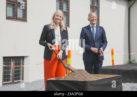 Oslo 20240604. La principessa norvegese mette-Marit e l'amministratore delegato dello Statsbygg Harald Nicolaisen posero la prima pietra per il nuovo Museo dell'età vichinga a Bygdøy. Foto: Stian Lysberg Solum / NTB Foto Stock