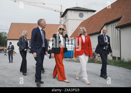 Oslo 20240604. La principessa norvegese mette-Marit insieme al sindaco di Oslo Anne Lindboe e amministratore delegato di Statsbygg Harald Nicolaisen dopo la posa della prima pietra per il nuovo Museo dell'età vichinga a Bygdøy. Foto: Stian Lysberg Solum / NTB Foto Stock