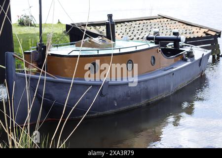 Vecchia barca attraccata a Zaans Schans, Paesi Bassi Foto Stock