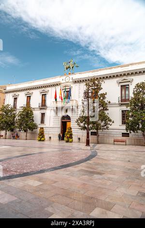 Granada, Spagna - 22 febbraio 2022: Vista esterna dell'edificio del municipio di Granada, Andalusia, Spagna. Foto Stock