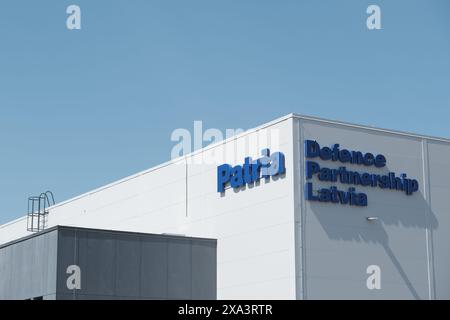 24 MAGGIO 2024, VALMIERA, LETTONIA - Defence Partnership Lettonia l'edificio della Lettonia è esposto durante l'apertura ufficiale dello stabilimento di produzione del gruppo Patria. Foto Stock