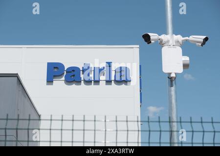 24 MAGGIO 2024, VALMIERA, LETTONIA - Defence Partnership Lettonia l'edificio della Lettonia è esposto durante l'apertura ufficiale dello stabilimento di produzione del gruppo Patria. Foto Stock