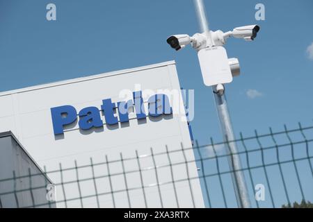 24 MAGGIO 2024, VALMIERA, LETTONIA - Defence Partnership Lettonia l'edificio della Lettonia è esposto durante l'apertura ufficiale dello stabilimento di produzione del gruppo Patria. Foto Stock