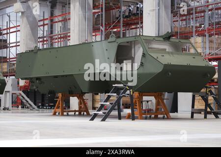 24 MAGGIO 2024, VALMIERA, LETTONIA - durante l'apertura ufficiale dello stabilimento di Patria AMV (veicolo modulare blindato) parzialmente assemblato Foto Stock