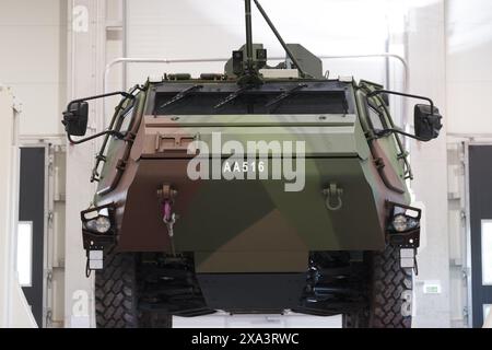 24 MAGGIO 2024, VALMIERA, LETTONIA - durante l'apertura ufficiale dello stabilimento di Patria AMV (veicolo modulare blindato) parzialmente assemblato Foto Stock