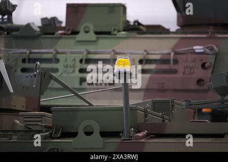 24 MAGGIO 2024, VALMIERA, LETTONIA - durante l'apertura ufficiale dello stabilimento di Patria AMV (veicolo modulare blindato) parzialmente assemblato Foto Stock