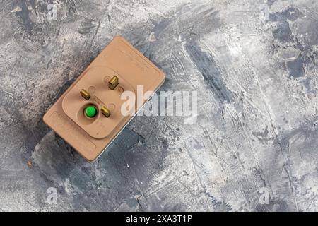 Un dispositivo Power Breaker Two che interrompe l'elettricità a tutto ciò che è collegato alla presa da 13 amp in caso di guasto pericoloso come un corto Foto Stock