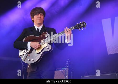 Stephen Hill (George Harrison dei The Bootleg Beatles che si esibiscono al Wychwood Festival, Cheltenham, Regno Unito. 1° giugno 2024, Foto Stock