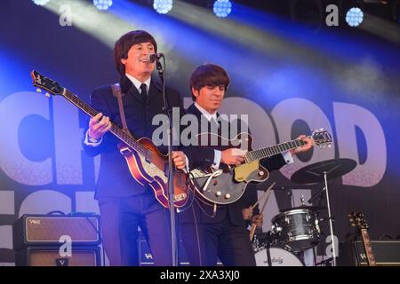 Steve White e Stephen Hill dei The Bootleg Beatles si esibiscono al Wychwood Festival, Cheltenham, Regno Unito. 1° giugno 2024, Foto Stock