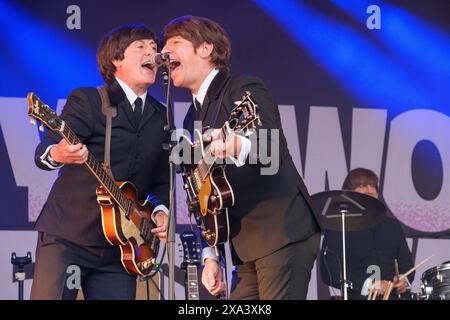 Steve White e Paul Canning dei The Bootleg Beatles si esibiscono al Wychwood Festival, Cheltenham, Regno Unito. 1° giugno 2024, Foto Stock