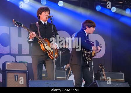 Steve White e Stephen Hill dei The Bootleg Beatles si esibiscono al Wychwood Festival, Cheltenham, Regno Unito. 1° giugno 2024, Foto Stock