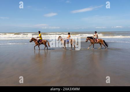 4 giugno 2024, Cox's Bazar, Chittagong, Bangladesh: I cavalieri attendono i clienti sulla spiaggia di mare naturale più lunga del mondo, Cox's Bazar Sea Beach, Bangladesh. Offrono passeggiate a cavallo a molti turisti e addebitano una tariffa minima. La fornitura di servizi di equitazione è diventata un'occupazione popolare per i giovani della zona. (Credit Image: © Joy Saha/ZUMA Press Wire) SOLO PER USO EDITORIALE! Non per USO commerciale! Foto Stock