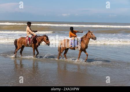 4 giugno 2024, Cox's Bazar, Chittagong, Bangladesh: I cavalieri attendono i clienti sulla spiaggia di mare naturale più lunga del mondo, Cox's Bazar Sea Beach, Bangladesh. Offrono passeggiate a cavallo a molti turisti e addebitano una tariffa minima. La fornitura di servizi di equitazione è diventata un'occupazione popolare per i giovani della zona. (Credit Image: © Joy Saha/ZUMA Press Wire) SOLO PER USO EDITORIALE! Non per USO commerciale! Foto Stock