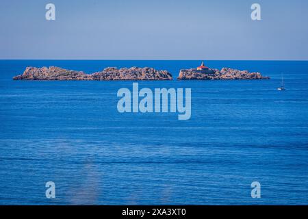 Dubrovnik, Croazia. 2 aprile 2024. Foto scattata il 4 giugno 2024. Mostra il faro situato su una piccola isola di Grebeni ad appena 500 metri dalla costa di Dubrovik Dubrovnik, Croazia. Fu costruito nel 1872 dall'Impero austro-ungarico. Foto: Zvonimir Barisin/PIXSELL credito: Pixsell/Alamy Live News Foto Stock