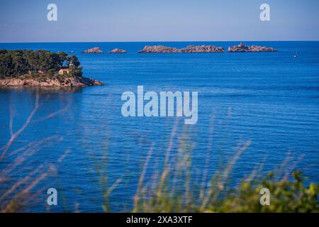 Dubrovnik, Croazia. 2 aprile 2024. Foto scattata il 4 giugno 2024. Mostra il faro situato su una piccola isola di Grebeni ad appena 500 metri dalla costa di Dubrovik Dubrovnik, Croazia. Fu costruito nel 1872 dall'Impero austro-ungarico. Foto: Zvonimir Barisin/PIXSELL credito: Pixsell/Alamy Live News Foto Stock