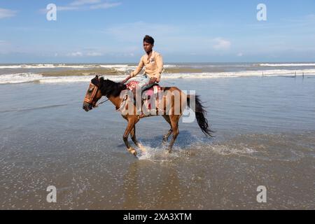 4 giugno 2024, Cox's Bazar, Chittagong, Bangladesh: I cavalieri attendono i clienti sulla spiaggia di mare naturale più lunga del mondo, Cox's Bazar Sea Beach, Bangladesh. Offrono passeggiate a cavallo a molti turisti e addebitano una tariffa minima. La fornitura di servizi di equitazione è diventata un'occupazione popolare per i giovani della zona. (Credit Image: © Joy Saha/ZUMA Press Wire) SOLO PER USO EDITORIALE! Non per USO commerciale! Foto Stock