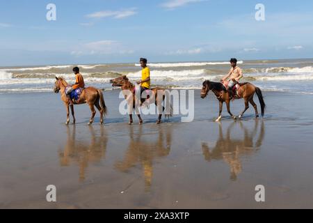 4 giugno 2024, Cox's Bazar, Chittagong, Bangladesh: I cavalieri attendono i clienti sulla spiaggia di mare naturale più lunga del mondo, Cox's Bazar Sea Beach, Bangladesh. Offrono passeggiate a cavallo a molti turisti e addebitano una tariffa minima. La fornitura di servizi di equitazione è diventata un'occupazione popolare per i giovani della zona. (Credit Image: © Joy Saha/ZUMA Press Wire) SOLO PER USO EDITORIALE! Non per USO commerciale! Foto Stock