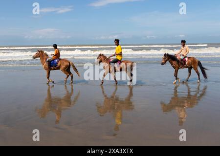 4 giugno 2024, Cox's Bazar, Chittagong, Bangladesh: I cavalieri attendono i clienti sulla spiaggia di mare naturale più lunga del mondo, Cox's Bazar Sea Beach, Bangladesh. Offrono passeggiate a cavallo a molti turisti e addebitano una tariffa minima. La fornitura di servizi di equitazione è diventata un'occupazione popolare per i giovani della zona. (Credit Image: © Joy Saha/ZUMA Press Wire) SOLO PER USO EDITORIALE! Non per USO commerciale! Foto Stock