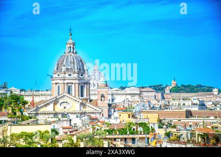 Panorama dello skyline di Roma da Piazza di Spagna (la Chiesa della Santissima Trinità dei Monti) con la cupola della cattedrale di San Pietro sullo sfondo in una giornata estiva Foto Stock