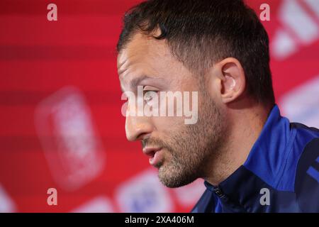 Tubize, Belgio. 4 giugno 2024. L'allenatore del Belgio Domenico tedesco nella foto durante una conferenza stampa della nazionale belga di calcio Red Devils, presso il centro di allenamento della Royal Belgian Football Association a Tubize, martedì 4 giugno 2024. Domani i Red Devils giocheranno un'amichevole contro il Montenegro, in preparazione dei prossimi Campionati europei di Euro 2024 in Germania. BELGA PHOTO VIRGINIE LEFOUR credito: Belga News Agency/Alamy Live News Foto Stock