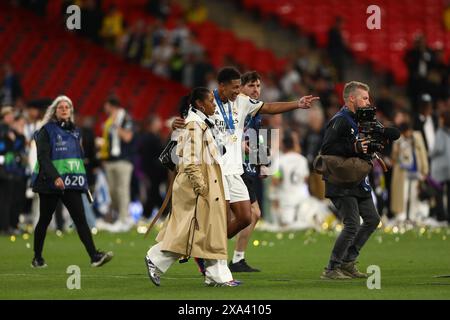 Jude Bellingham del Real Madrid visto con mamma, Denise a tempo pieno - Borussia Dortmund V Real Madrid, finale di UEFA Champions League, Stadio di Wembley, Londra, Regno Unito - 1 giugno 2024 Foto Stock