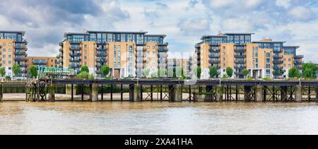 Appartamenti di lusso lungo il Tamigi a Deptford, East London, Regno Unito. Ville di Stretton sulla riva sud. Foto Stock