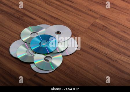 Molti CD isolati su sfondo di legno. Musica, mp3, file. Foto Stock