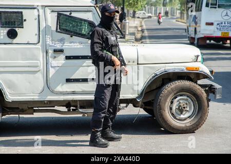 Un poliziotto indiano è in guardia fuori dal luogo dove le macchine elettorali (EVMS) sono tenute mentre il personale della Commissione elettorale conta i voti espressi nella Lok Sabha, o camera bassa delle elezioni parlamentari indiane, a Srinagar. Il personale della Commissione elettorale in tutto il paese sta contando circa 969 milioni di voti espressi nel Lok Sabha, o la camera bassa, delle elezioni parlamentari indiane, con un record di 5,5 milioni di macchine elettorali elettroniche (EVMS) e circa 15 milioni di dipendenti elettorali e personale di sicurezza utilizzati in questo più grande esercizio elettorale mai realizzato al mondo. (P Foto Stock