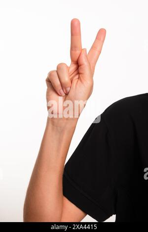 Primo piano di una mano che fa la lettera H in lingua dei segni brasiliana per i sordi, Libras. Isolato su sfondo bianco. Foto Stock