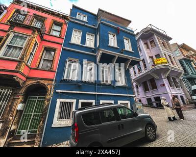 Istanbul, Turkiye - 3 febbraio 2024: Architettura tradizionale e vista sulla strada nel quartiere Balat di Fatih, Istanbul. Balat è uno dei più vecchi e più co Foto Stock