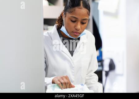 Medico in un ambiente di laboratorio, lavorando in uno studio medico, Regno Unito Foto Stock