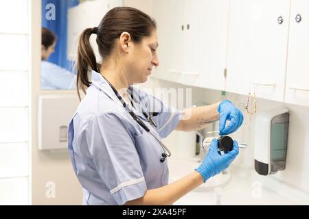 Mani nei guanti per maneggiare il risultato di un test Foto Stock