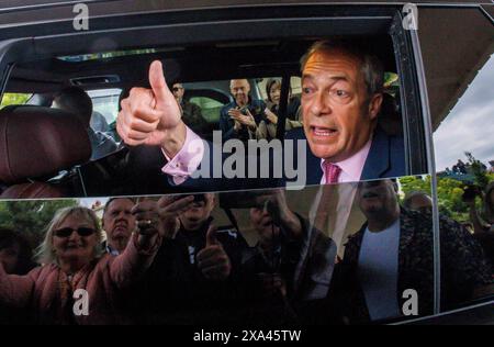 Londra, Regno Unito. 4 giugno 2024. Nigel Farage dà i pollici mentre se ne va. Nigel Farage visita Clacton sul mare per la sua prima visita come candidato elettorale. Il nuovo leader delle riforme ha annunciato ieri che si candiderà alle elezioni per il Partito delle riforme a Clacton on Sea. Crediti: Mark Thomas/Alamy Live News Foto Stock