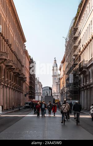 Torino, Italia - 28 marzo 2022: Via Roma è un'arteria vitale e un quartiere dello shopping di lusso che vibra attraverso il centro storico di Torino, il Piemonte, Italia Foto Stock