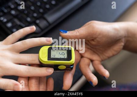 Controllo della saturazione dell'ossigeno nel sangue con un pulsossimetro Foto Stock