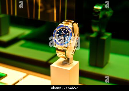 BANGKOK, TAILANDIA - 2 giugno 2024 : il nuovo Rolex Submeriner Date 41mm Oystersteel e oro giallo , orologio svizzero esposto in un negozio Foto Stock