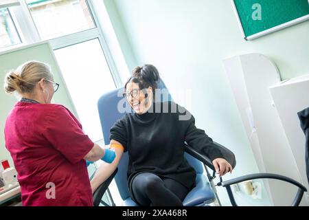 Donna che ride durante un appuntamento medico Foto Stock