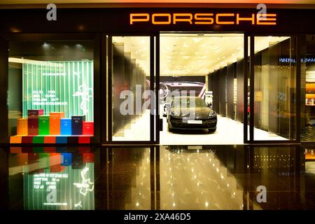 BANGKOK - GIUGNO 2,2024 : Porsche sport car. Show room all'iconsiam, è uno dei più grandi centri commerciali in Asia. Include un'ampia gamma di spe Foto Stock