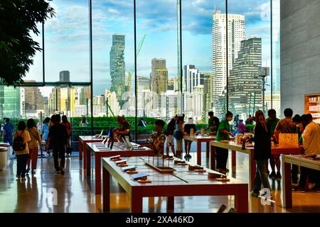 Thailandia - giugno 2,2024: Vista all'interno dell'Apple Store all'ICONSIAM, il grande centro commerciale di Bangkok Foto Stock