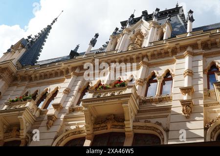 Facciata del vecchio edificio in via Stavropoleos nel centro storico di Bucarest. Vecchio edificio in via Stavropoleos nel centro storico di Bucarest, costruito nel 189 Foto Stock