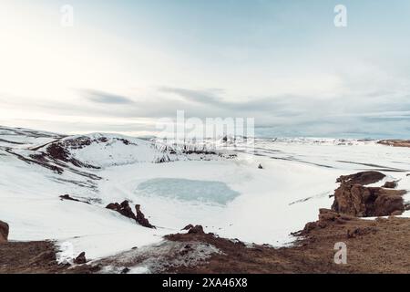 Lago ghiacciato in un paesaggio innevato con cieli limpidi. Foto Stock