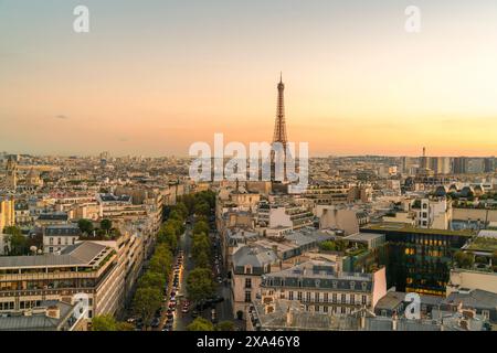 Tramonto sullo skyline di Parigi con la Torre Eiffel Foto Stock