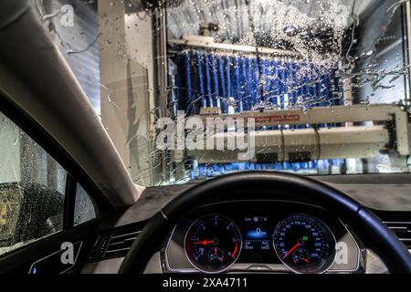 Auto in autolavaggio automatico, linea di autolavaggio, asciugatura, con aria calda e panni in tessuto rotanti, Foto Stock