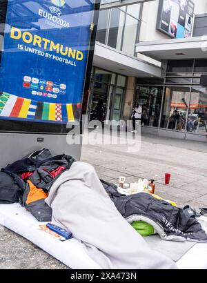 Obdachloser schläft vor dem Eingang des Hauptbahnhof von Dortmund, NRW, Deutschland, Obdachlosigkeit *** senzatetto che dorme di fronte all'ingresso della stazione centrale di Dortmund, NRW, Germania, Homelessness Foto Stock