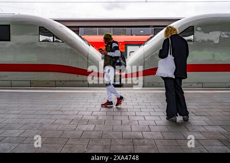 ICE Zug am Bahnsteig auf dem Hauptbahnhof von Dortmund, NRW, Deutschland, ICE *** treno ICE sul binario della stazione centrale di Dortmund, NRW, Germania, ICE Foto Stock