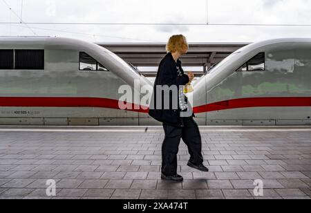 ICE Zug am Bahnsteig auf dem Hauptbahnhof von Dortmund, NRW, Deutschland, ICE *** treno ICE sul binario della stazione centrale di Dortmund, NRW, Germania, ICE Foto Stock
