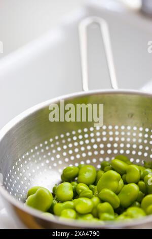 Fave svuotamento in scolapasta Foto Stock