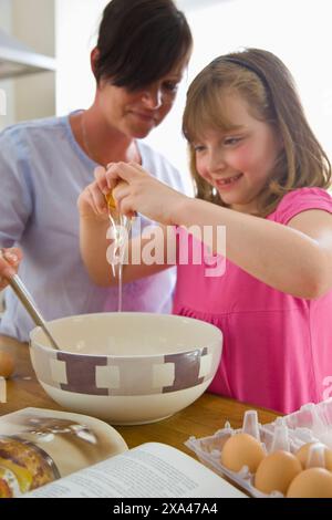 Madre e figlia la cottura Foto Stock